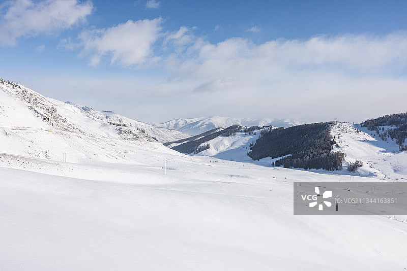 阳光下的雪地平原图片素材