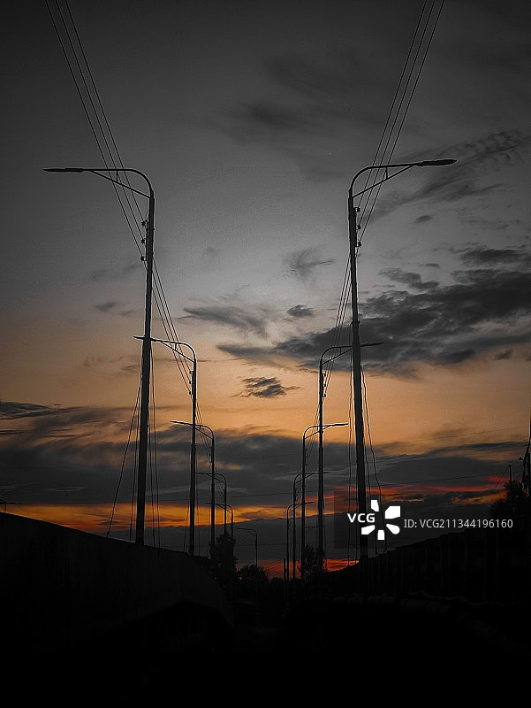 低角度的剪影电力塔在天空日落，孟加拉国图片素材