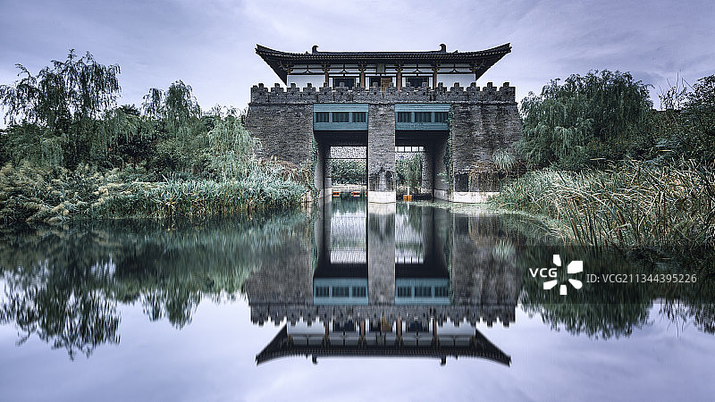 水中倒影中的唐城+湖北襄阳图片素材