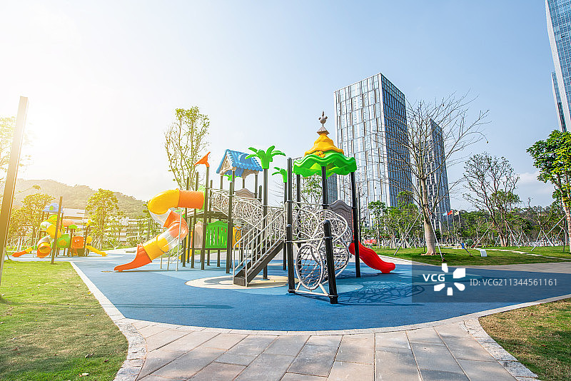 中国广东广州南沙区绿轴公园的儿童游乐场图片素材