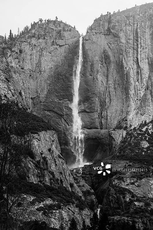 美国，加州，约塞米蒂国家公园，瀑布与天空的景色图片素材