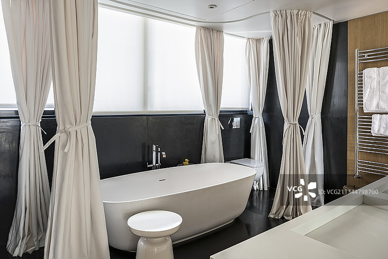 独立浴缸与窗帘设计的浴室图片素材