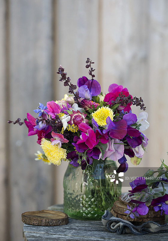 夏天的花束有甜豌豆，长青的花，紫苑，黄花和菠菜种子图片素材