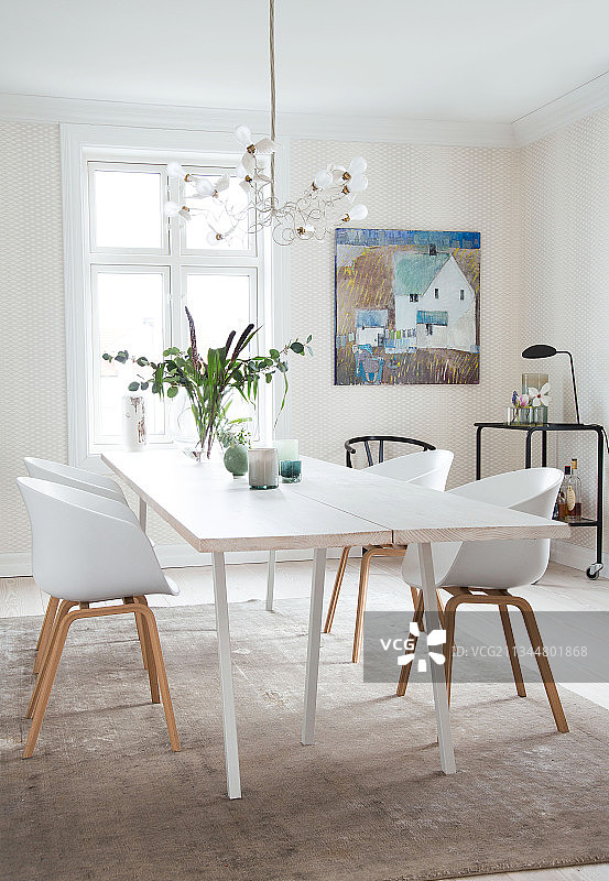 白漆木桌和贝壳椅图片素材