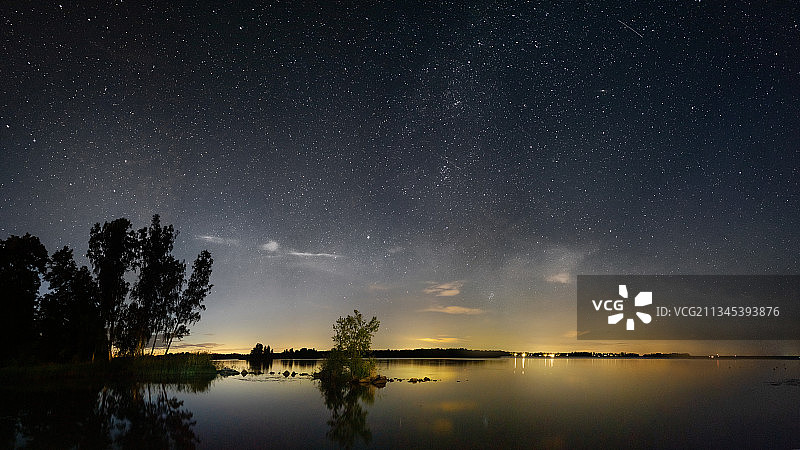 瑞典，夜晚天空衬托下的湖泊风景图片素材