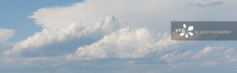 天空中的云的低角度视图图片素材