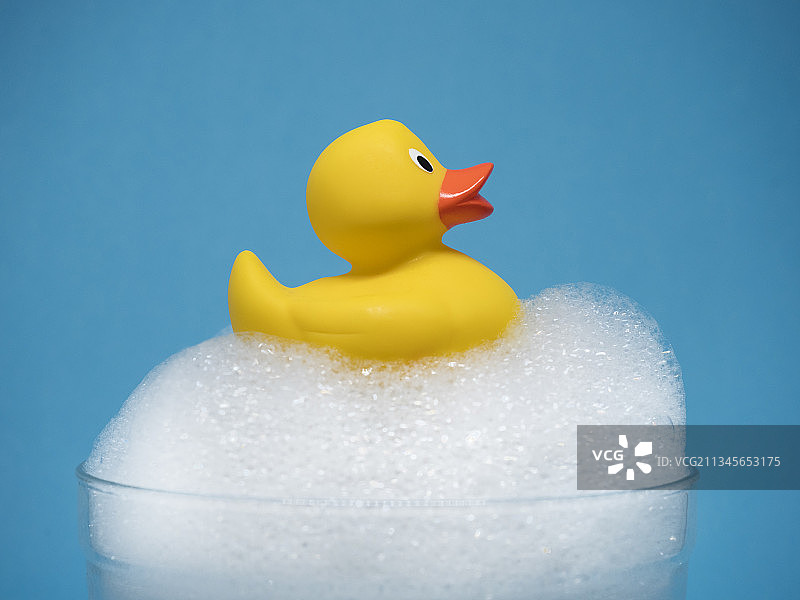 玩具橡皮鸭正在洗泡泡浴图片素材