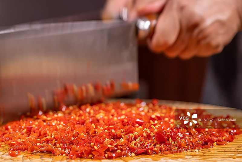 厨师切红辣椒末图片素材