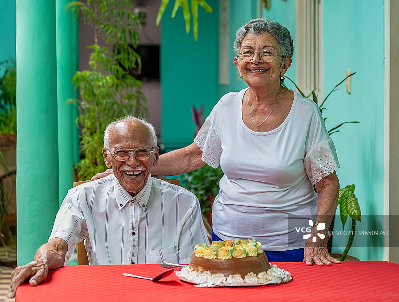 古巴圣克拉拉，一对老年夫妇庆祝生日图片素材