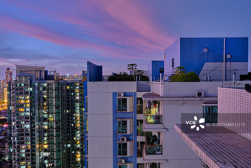 中国广州住宅区楼顶夕阳晚霞风光图片素材