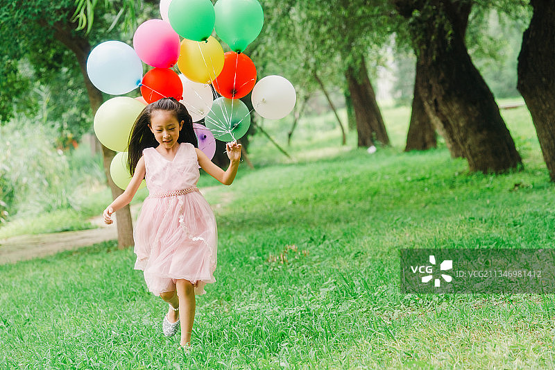 小女孩拿着气球在奔跑图片素材