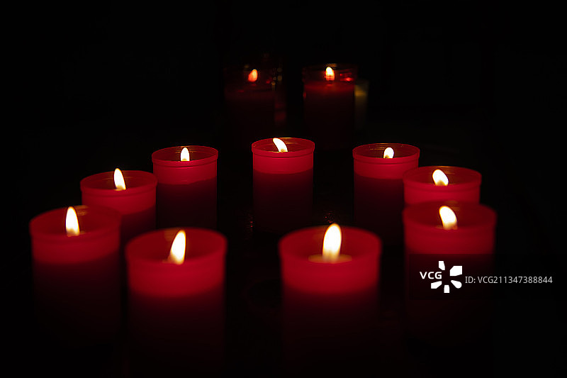 西班牙巴塞罗那，暗房里点燃的蜡烛的特写图片素材
