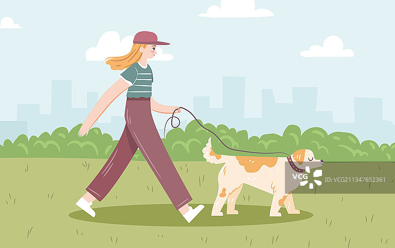 一个年轻的女人带着一只狗散步图片素材