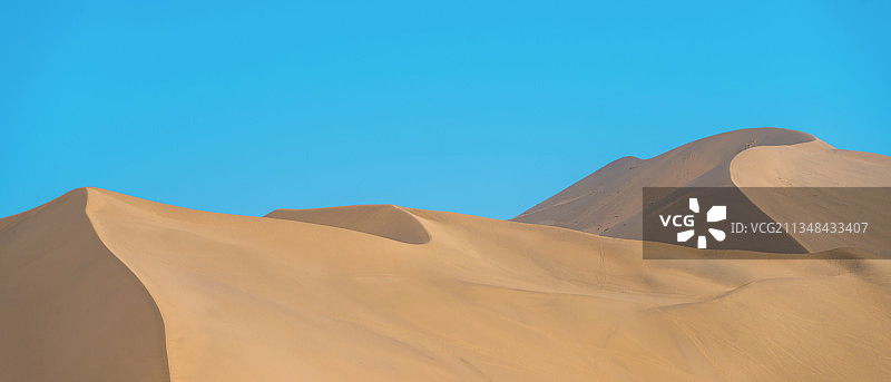 鸣沙山，夏季，蓝天下的沙漠图片素材