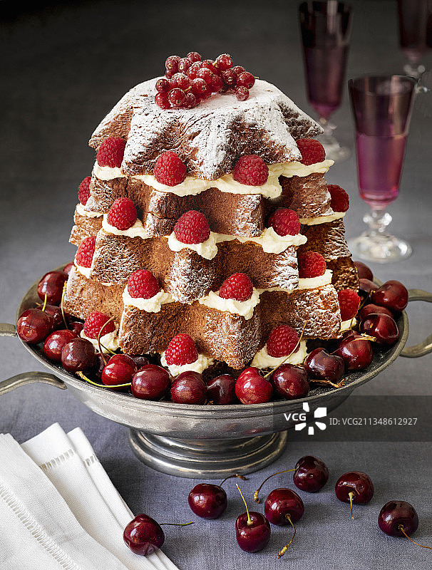 意大利圣诞潘多罗，配树莓和樱桃图片素材