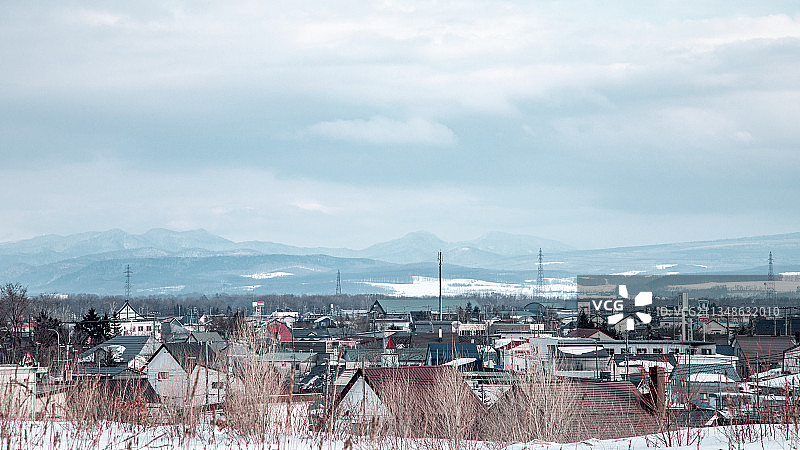 日本冬季旅行，北海道斜里町，被冰雪覆盖的小镇、海水与渔港图片素材