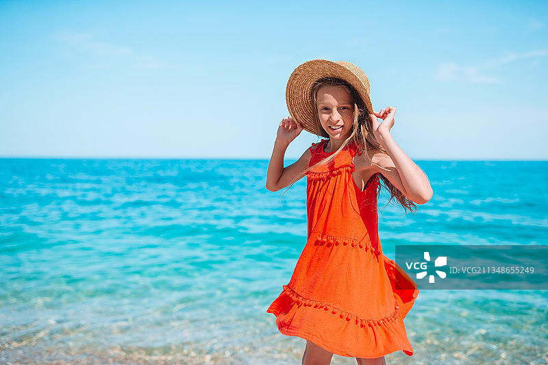 年轻女孩享受着家庭度假的海滩图片素材