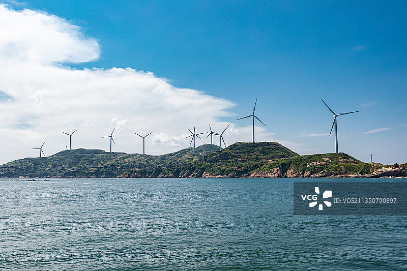 浙江省舟山市嵊泗列岛绿化岛海上风力发电机车图片素材