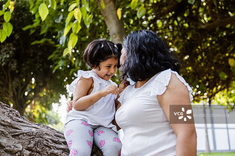 秘鲁利马，母亲和女儿在户外玩得很开心图片素材