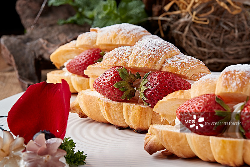 鲜奶油草莓牛角面包图片素材