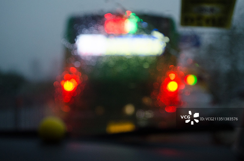 雨天城市道路的散焦光影图片素材