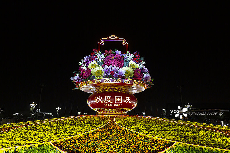 2021年国庆节雨夜中的北京天安门广场：“祝福祖国”大花篮图片素材