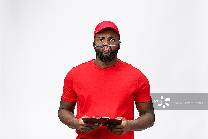 一名男子手持智能手机，站在白色背景下图片素材