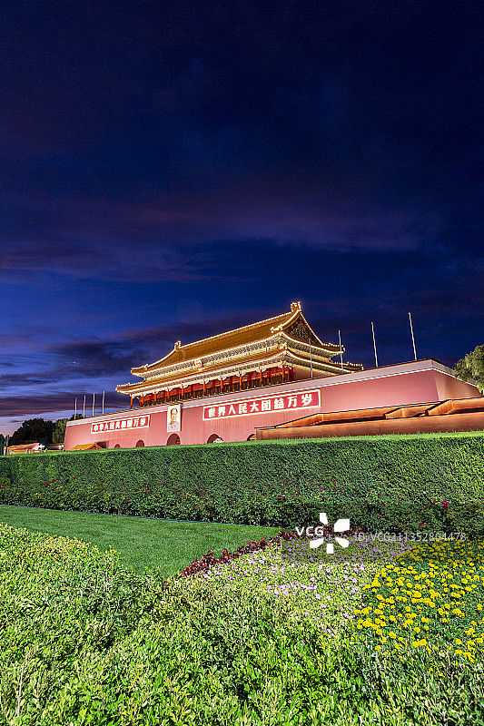 金秋时节的北京天安门城楼夜景图片素材