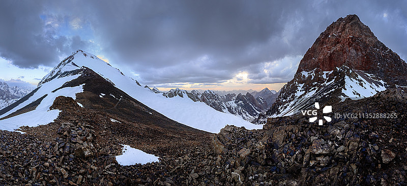 塔吉克斯坦塔维尔达拉雪山的全景图片素材