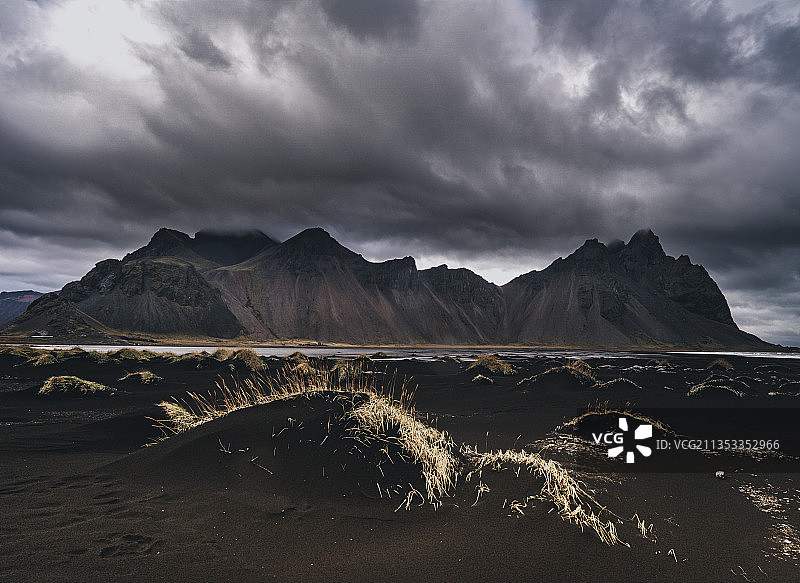 冰岛，海和山在天空的风景图片素材
