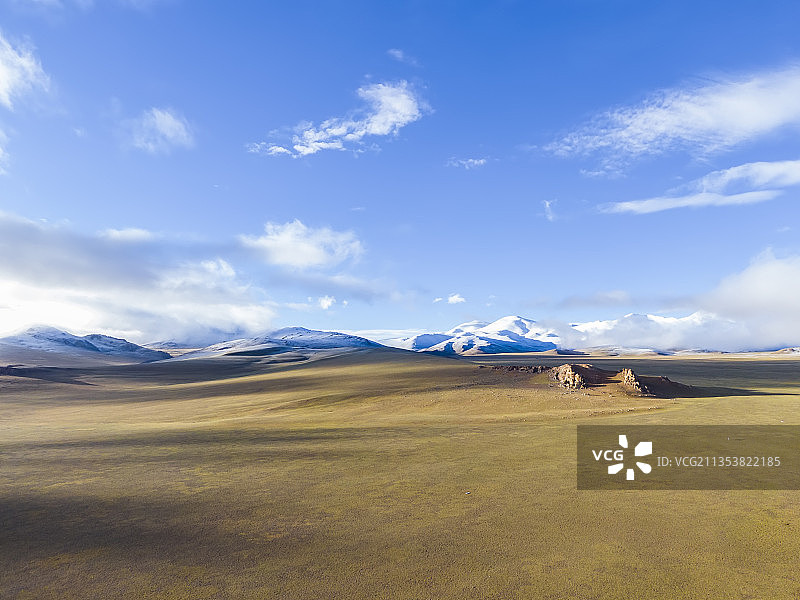 高视角航拍西藏阿里地区高原雪山风光，鸟瞰草原荒漠无人区图片素材