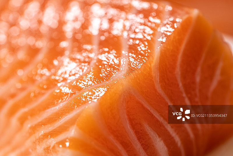 日本料理厨师制作三文鱼刺身图片素材