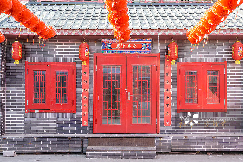 中国沈阳皇寺庙会仿古建筑和红灯笼图片素材