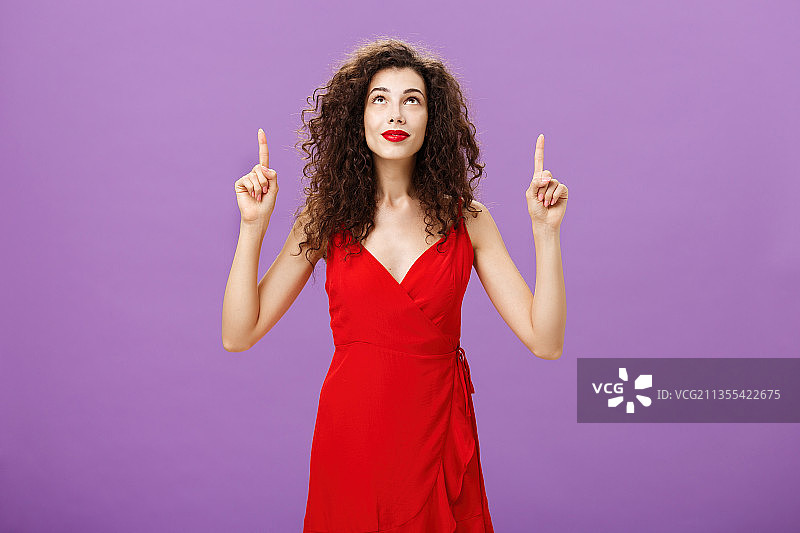 女子肖像站在紫色的背景下，打着和平的手势图片素材