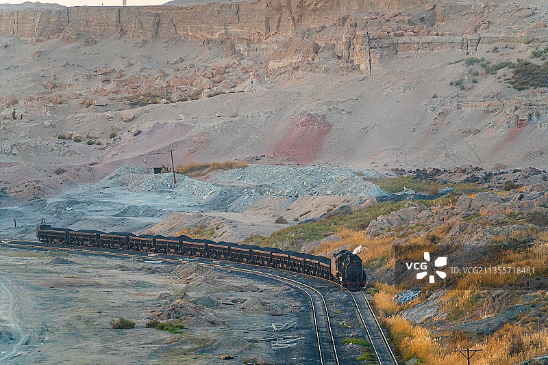 新疆哈密三道岭露天煤矿的蒸汽火车图片素材