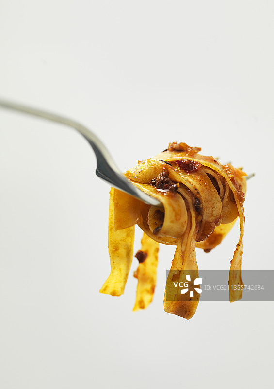 叉子上的意大利肉酱面图片素材