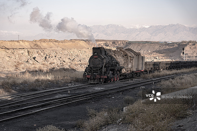 新疆哈密三道岭镇露天煤矿的蒸汽火车图片素材