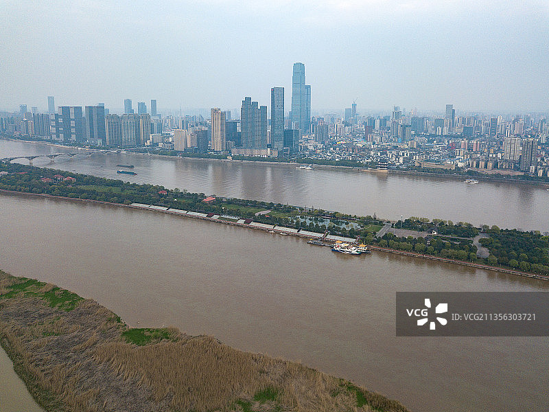 航拍湖南省长沙市湘江与城市天际线图片素材