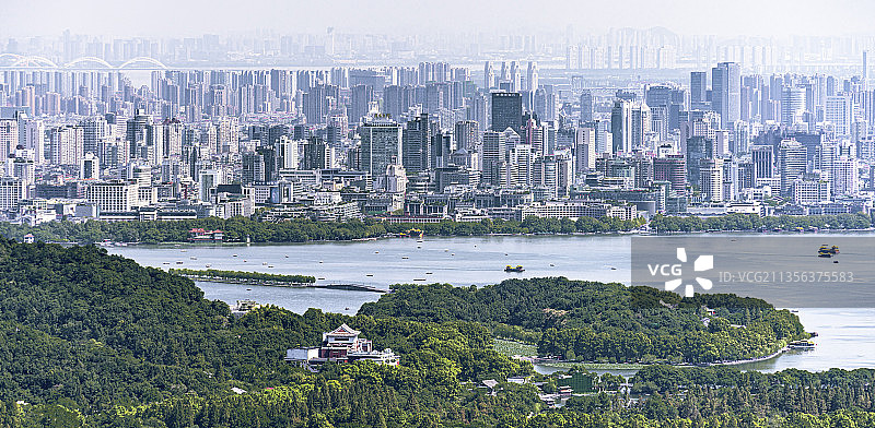 中国杭州市，从飞来峰山顶眺望杭州西湖，苏堤，灵隐寺图片素材