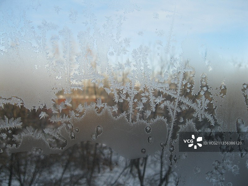 雨季湿玻璃窗的特写镜头图片素材