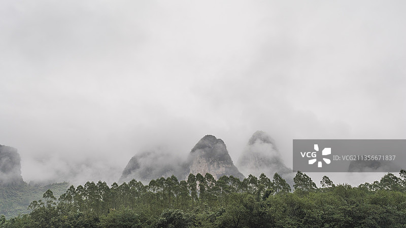 烟雨中的中国广西桂林的漓江山水风光图片素材