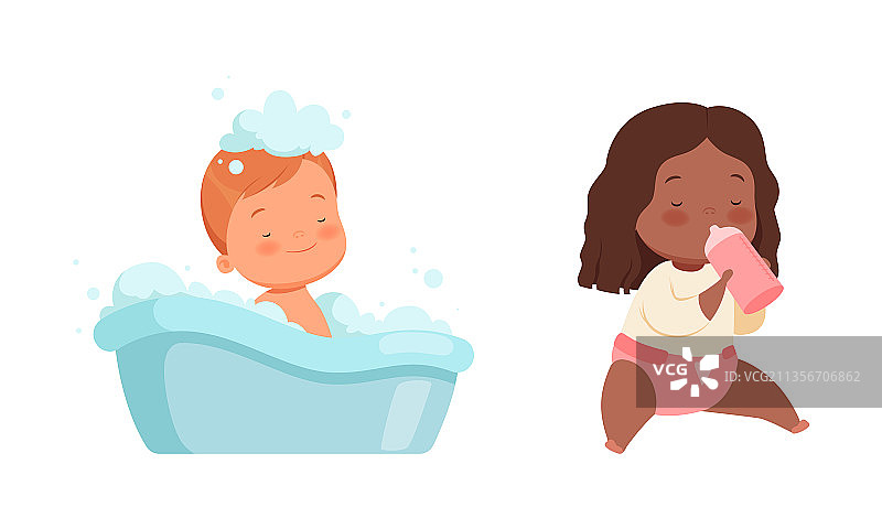 男婴在浴缸里洗澡，女婴在喝水图片素材