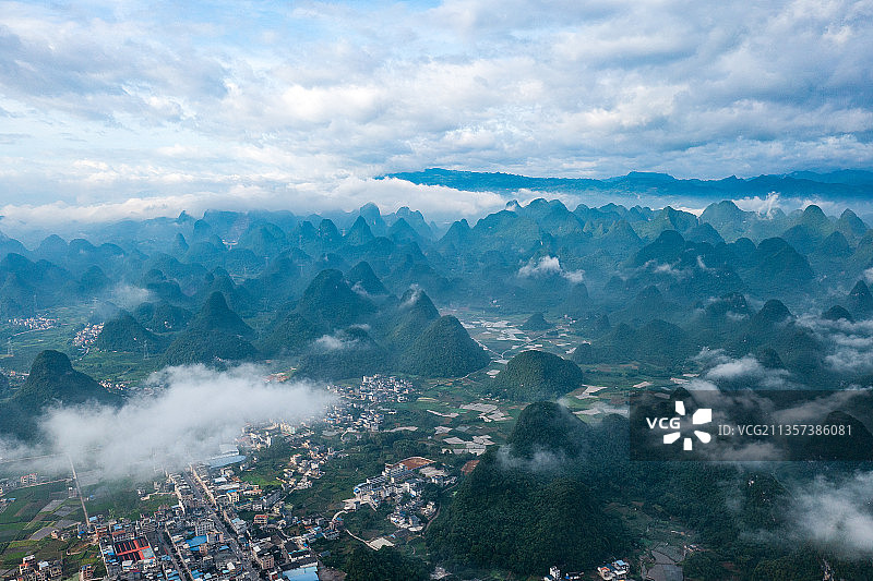 桂林南方喀斯特地貌晨雾日出风光图片素材