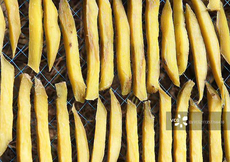 山东枣庄农民将地瓜蒸熟切成条状，晾晒后做成休闲保健食品销售图片素材