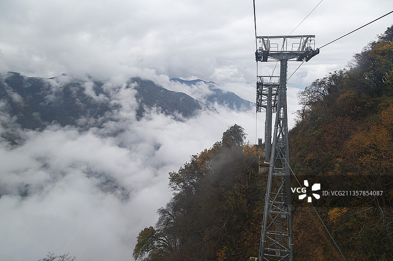 云雾之上的陕西汉中龙头山缆车塔架图片素材