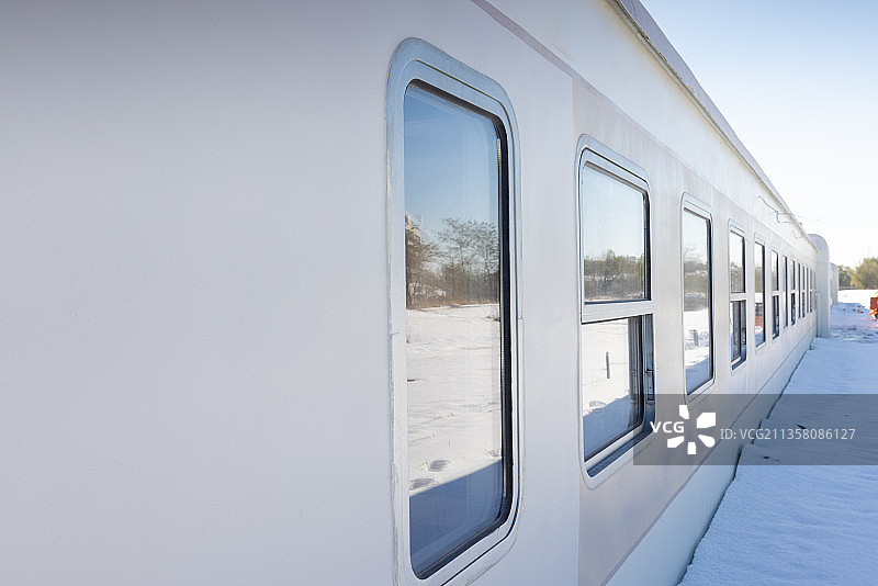 北戴河阿那亚冬天雪地上的列车图片素材