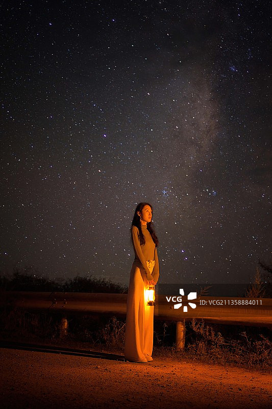 中国汉源县，夜晚，一名女子站在球场上对抗明星球场图片素材