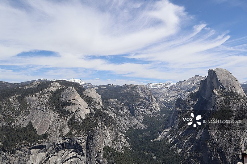 山与天空的景色，约塞米蒂国家公园，加利福尼亚，美国图片素材