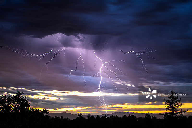 低角度的闪电反对戏剧性的天空，洛斯阿尔托斯山，加利福尼亚，美国，美国图片素材