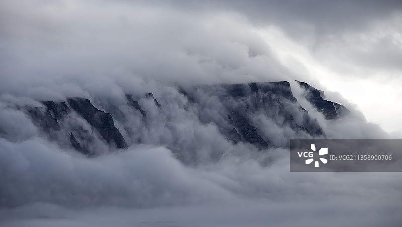 低角度的云彩在天空中，冰岛图片素材